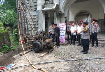 Polres Kediri Bantu Sumur Bor