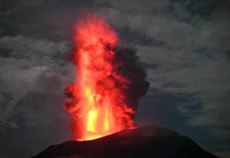 Lontaran lava pijar pada saat erupsi Gunungapi Ibu, Kabupaten Halmahera Barat, Maluku Utara, Sabtu (11/1). FOTO: Badan Geologi