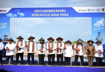 Menteri Koperasi (Menkop) Ferry Juliantono melakukan peletakan batu pertama pembangunan SPBU Nelayan milik KUD Bina Mina, di Labuhan Maringgai, Kabupaten Lampung Timur, Provinsi Lampung, Rabu (12/11)