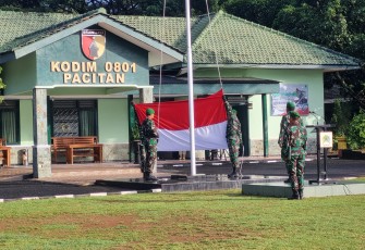  Kodim 0801/Pacitan menggelar upacara bendera 17 an, yang diikuti seluruh personil, baik TNI maupun PNS, berlangsung di Lapangan Makodim, Jl. Letjen Suprapto No. 42, Pacitan, Selasa (17/06/2025)