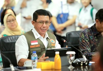 Kepala BNPB Letjen TNI Dr. Suharyanto, S. Sos., M.M., (kemeja putih dengan rompi hijau) memberikan pemaparan dalam Rapat Koordinasi yang digelar di Kantor Kemenko Bidang Infrastruktur dan Pembangunan Kewilayahan, Jakarta, Selasa (14/1).