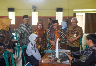 Menteri Pendidikan Dasar dan Menengah (Mendikdasmen), Abdul Mu’ti, melakukan pemantauan pelaksanaan Sistem Penerimaan Murid Baru (SPMB) 2025 ke SMA Negeri 1 Mayong, Jepara, Jawa Tengah