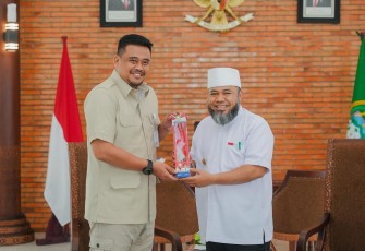 Gubernur Sumatera Utara (Sumut), Muhammad Bobby Afif Nasution, menerima kunjungan Gubernur Bengkulu, Helmi Hasan, di Anjungan Lantai 9, Kantor Gubernur Sumut, Jalan Diponegoro Nomor 30, Medan
