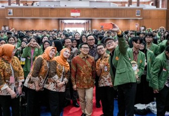 Menteri Koordinator Bidang Pemberdayaan Masyarakat Republik Indonesia, Abdul Muhaimin Iskandar atau Gus Imin hadir sebagai narasumber utama Pengenalan Kehidupan Kampus bagi Mahasiswa Baru (PKKMB) Fakultas Ekonomi dan Bisnis Universitas Pembangunan Nasional “Veteran” Jakarta (UPNVJ) 2025 di Cijantung, Jakarta Timur