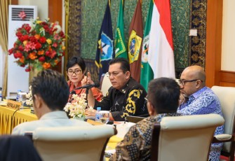 Gubernur Kepulauan Riau, H. Ansar Ahmad (kenakan baju hitam) saat hadiri acara Rilis Berita Resmi Statistik yang membahas indikator ekonomi makro, meliputi inflasi, Nilai Tukar Petani (NTP), perkembangan pariwisata, dan transportasi di Gedung Daerah Tanjungpinang.