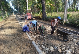 Babinsa Bringin Kerja Bakti Bersama Warga Perbaiki Jalan Penghubung Antar Dusun
