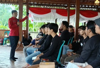 Aryo Seno Bagaskoro saat menyampaikan materi Ideologi dan Demokrasi dalam PKTD PDI Perjuangan Kota Surakarta, di Rumah Bina MBR, Kemuning, Ngargoyoso, Kabupaten Karanganyar Sabtu (4/1/2024).
