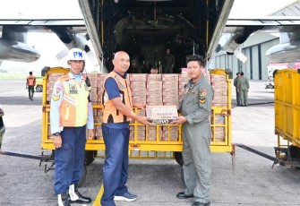 anud Husein Sastranegara dan Masyarakat Kota Bandung Salurkan Bantuan Bencana ke Aceh dan Sumatera Mengunakan Pesawat TNI AU