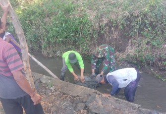 Babinsa Kodim Ponorogo Kerja Bakti Bersihkan Parit Bersama Warga 