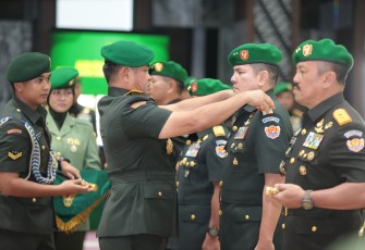 Kepala Staf Angkatan Darat (Kasad) Jenderal TNI Maruli Simanjuntak, M.Sc., memimpin upacara Serah Terima Jabatan (Sertijab) Pangdam III/Siliwangi, Gubernur Akademi Militer (Akmil), dan Komandan Sekolah Calon Perwira Angkatan Darat (Dansecapa AD) di Markas Besar Angkatan Darat, Rabu (13/8/2025)