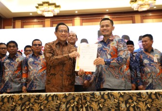  Menteri Dalam Negeri (Mendagri) Muhammad Tito Karnavian mengizinkan pemerintah daerah (Pemda) menggelar rapat di hotel dan restoran, asal tidak berlebihan