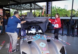 Wamenekraf buka Panca Fest 2025 dan perkenalkan mobil balap hasil kolaborasi Ekraf Hunt sebagai wujud sinergi otomotif dan IP lokal untuk dorong ekonomi kreatif dan kolaborasi lintas sektor, The Brickhall Fatmawati, Jakarta (13/06/25)