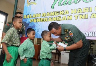 Kadispenad Brigjen TNI Wahyu Yudhayana, S.E., M.M., saat pelaksanaan Anjangsana dan Tali Asih yang digelar Dispenad dalam rangka memperingati HUT Ke-74 Penerangan TNI AD, Kamis (9/1/2025).
