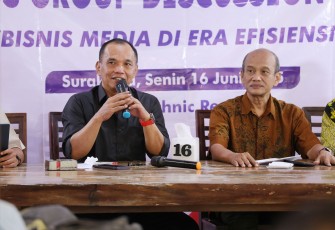 Ketua DPRD Jawa Tengah, Sumanto, saat menjadi pembicara utama dalam Focus Group Discussion (FGD) "Bisnis Media di Era Efisiensi", di kawasan Kampung Baru, Pasar Kliwon, Kota Solo