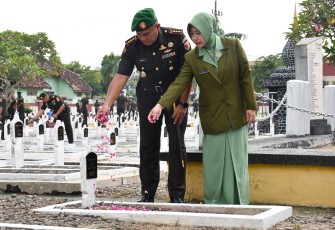 Korem 081/DSJ menggelar ziarah rombongan di Taman Makam Pahlawan (TMP) Madiun, Kamis (11/12/2025). Kegiatan ini  bertujuan untuk memperingati Hari Juang TNI AD ke-80