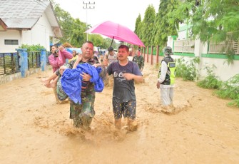 Kodam Iskandar Muda mengerahkan ratusan prajurit dari Brigif Teritorial Pembangunan (TP) 90/Yudha Giri Dhanu (YGD) bersama Yonif TP 854/Dharma Kersaka untuk memberikan bantuan langsung kepada masyarakat terdampak bencana di Desa Pameu, Kabupaten Aceh Tengah, Kamis (27/11)