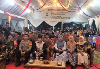Polsek Belitang III Hadiri Acara Pagelaran Wayang Kulit di Desa Karang Sari