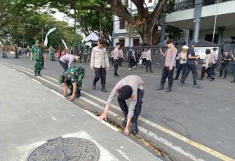 Kodim 0833 bersama Polisi bersihkan sampah usai May Day