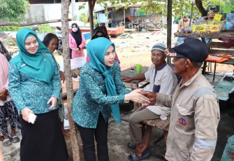 Ketua TP PKK Bintan Hafizha Rahmadhani saat langsung mengunjungi beberapa rumah warga yang terdampak