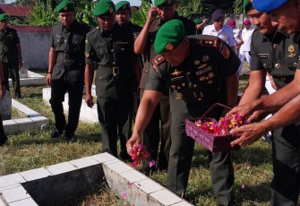 Dandim 1310/Bitung, Letko Inf Dewa Made DJ bersama rombongan ziarah saat menabur bunga sebagai bentuk penghormatan dan penghargaan atas jasa para pahlawan