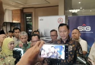 Menteri Koordinator Bidang Infrastruktur dan Pembangunan Kewilayahan RI, Agus Harimurti Yudhoyono (AHY), saat membuka Sosialisasi Kredit Program Perumahan (KPP) di Hotel Shangri-La, Surabaya, Kamis malam (16/10/2025)