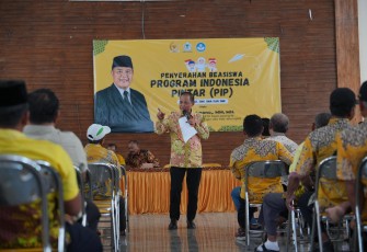 Acara penyerahan beasiswa PIP oleh Anggota Komisi X DPR RI Dapil Jateng IV, Juliyatmono, di Gedung DPD Golkar Karanganyar, Rabu (8/10/2025).