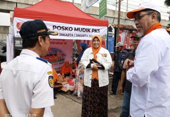 Anggota DPR RI dari Dapil Jakarta II Kurniasih Mufidayati, saat meninjau kelancaran Mudik Lebaran 2025 di Terminal Lebak Bulus, Jakarta Selatan