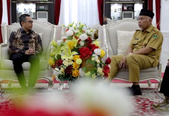 Audiensi Kepala Pusat Data Informasi dan Komunikasi Kebencanaan BNPB Abdul Muhari Ph.D. (memakai kemeja batik) bersama Gubernur Sumatra Barat H. Mahyeldi Ansharullah, S.P terkait Forum Satu Data Bencana di Istana Gubernur Sumatra Barat, Kota Padang pada Selasa (15/4).