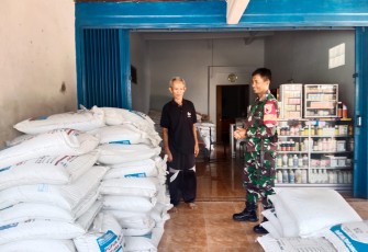 Babinsa Kodim Ponorogo saat Cek Ketersediaan Pupuk Bersubsidi