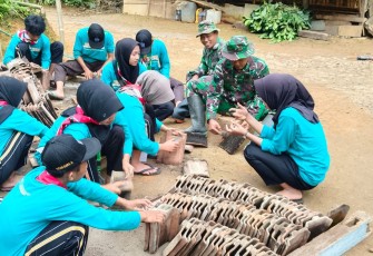 TNI dan Pramuka Bangun Harapan di Rumah Paimin