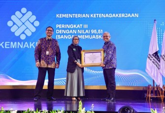 Sekjen Kemnaker Chris Kuntadi saat menerima penghargaan 