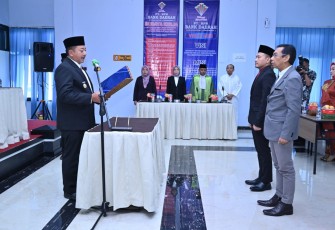 Bupati Karanganyar Rober Christanto saat melantik G Hari Daryanto sebagai Komisaris Independen dan Didik Purwanto sebagai Direktur Bisnis BDK, Jumat (11/7/2025).