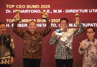 Bupati Rober Christanto bersama Dirut Bank Daerah Karanganyar Haryono, saat menerima penghargaan dalam ajang TOP BUMD Award 2025, di Hotel Raffles Jakarta, Senin (2842025). Foto  Istimewa