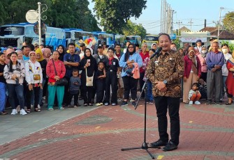 Bupati Rober Christanto saat melepas keberangkatan ratusan pemudik kembali ke perantauan, di halaman Masjid Agung Madaniyah Karanganyar, Selasa (842025).