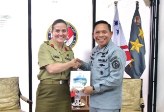 Kepala Bakamla RI Laksdya TNI Dr. Irvansyah, S.H., M.Tr.Opsla., saat menerima kunjungan kehormatan dari Brigadir Jennifer Harris, COMIPE 2025 dari ADF di Kantor Bakamla Rawamangun, Jakarta Timur, Rabu (18/6/2025).