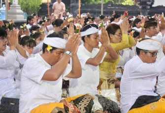 Upacara Pujawali di Pura Jala Sukma Dharma