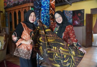 Ketua Persit KCK Koorcab Rem 081 PD V/Brawijaya Ny. Frieda Untoro saat mengunjungi galeri batik Banaran, Madiun, Rabu (10/9)