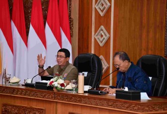 Kepala BNPB Letjen TNI Dr. Suharyanto, S. Sos., M.M. (kemeja dan rompi hijau) saat memberikan arahan pada rapat koordinasi di Gedung Jaya Sabha, Rumah Jabatan Gubernur Bali, pada Rabu (10/9)