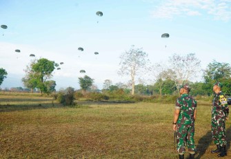 Pangdivif 2 Kostrad Mayjen TNI Susilo meninjau latihan terjun payung prajurit Brigif 18/Trisula
