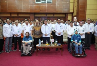 Menaker Yassierli foto bersama di BPKK Kemnaker Bekasi, Rabu (10/9)