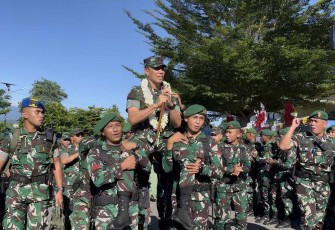 Pangdam XVIII/Kasuari Mayjen TNI Christian Kurnianto Tehuteru diarak prajuritnya, Kamis (11/9)