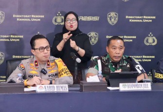 Kabid Humas PMJ Kombes Ade Ary Syam bersama Danpuspom Jaya Kolonel CPM Donny Agus Priyanto saat memberikan keterangan pers di Jakarta, Selasa (16/9)