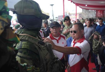 Pangkostrad Letjen TNI Mohammad Fadjar mendampingi Panglima TNI Jenderal TNI Agus Subiyanto mengunjungi stand Kostrad di Matra Fair 2025, Minggu (21/9)