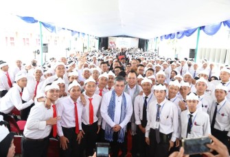 Menaker Yassierli bersama 1300 peserta magang ke Jepang di Bandung