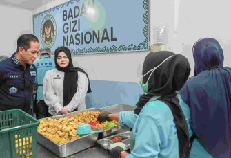 Menteri LH Hanif Faisol Nurofiq saat meninjau SPPG di Batam, Senin (22/9)