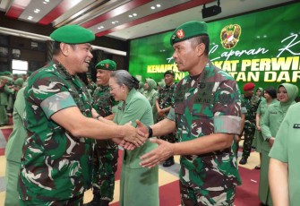 Kasad Jenderal TNI Maruli Simanjuntak memberikan ucapan selamat kenaikan pangkat, Jum'at (26/9)