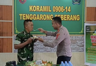 Kapolsek Tenggarong Seberang berikan surprise Danramil 0906/14 Tgrs Kapten Inf Priyanto, Senin (6/10)