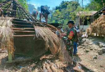 Bangun rumah adat warga manamas