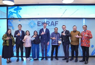 Menekraf Teuku Riefky Harsya foto bersama agensi Paris di Jakarta, Selasa (7/10)