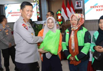Kapolda Kalteng Irjen Pol Iwan Kurniawan memberikan bingkisan, Jum'at (10/10)